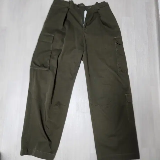 주앙옴므 REVERSE PLEATED CARGO PANTS (KHAKI)