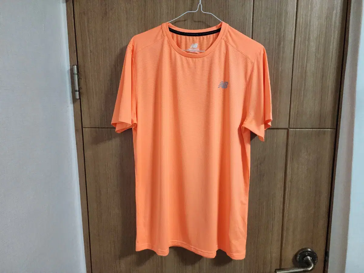 (100) New Balance Vahn Short-Sleeved T-Shirt