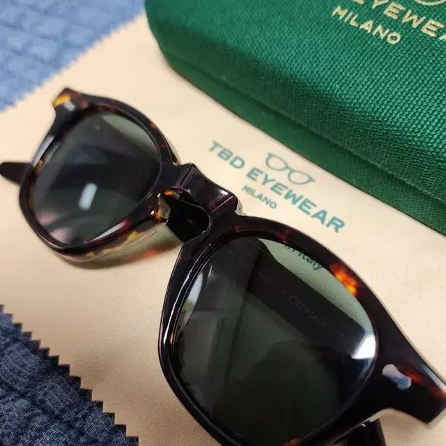 TBD EYE WEAR dark Havana 틴트 선글라스