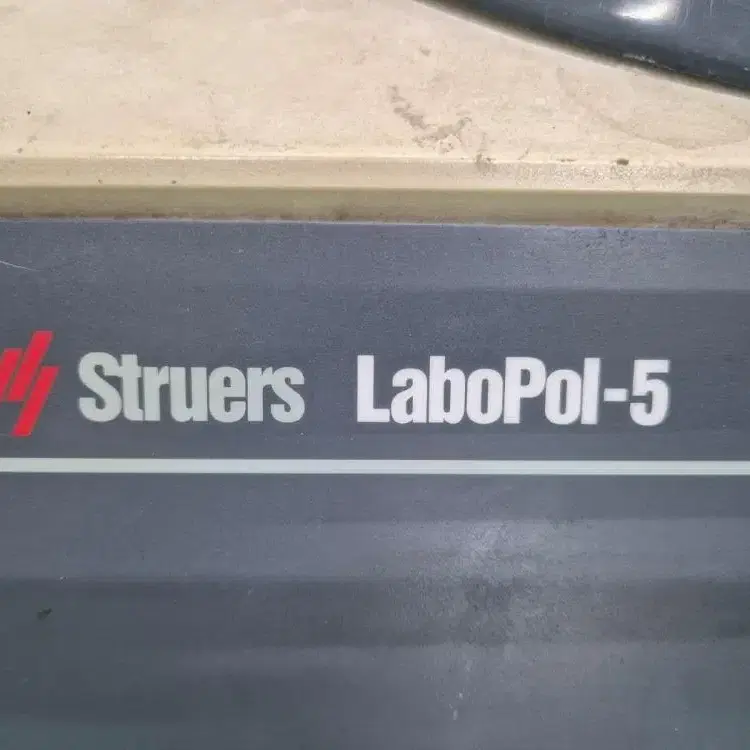 Struers LaboPol-5 폴리싱머신.