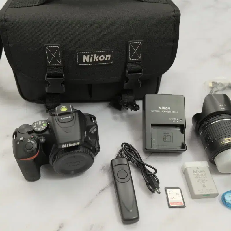 니콘 dslr 카메라 D5600 바디와 18-55VR 렌즈 세트