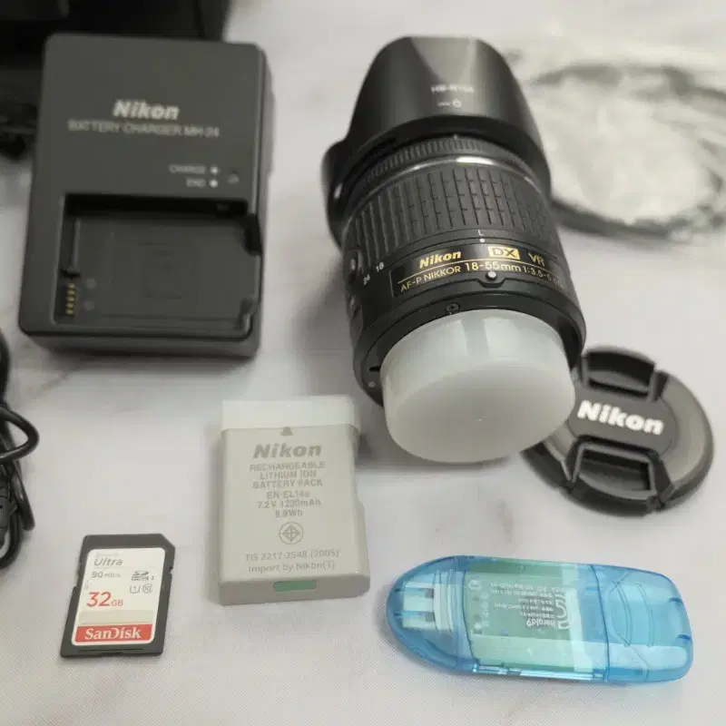 니콘 dslr 카메라 D5600 바디와 18-55VR 렌즈 세트