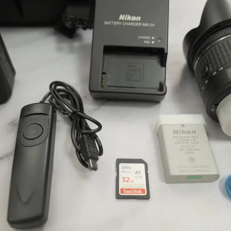 니콘 dslr 카메라 D5600 바디와 18-55VR 렌즈 세트