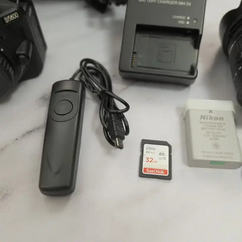 니콘 dslr 카메라 D5600 바디와 18-55VR 렌즈 세트