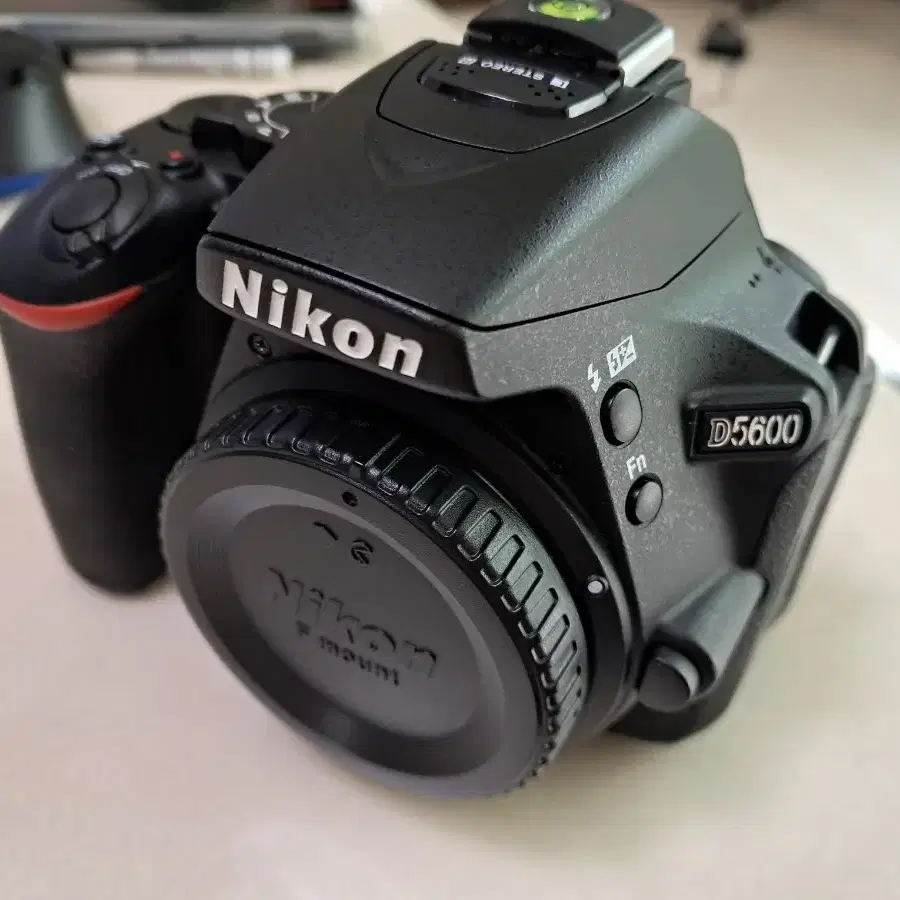 니콘 dslr 카메라 D5600 바디와 18-55VR 렌즈 세트