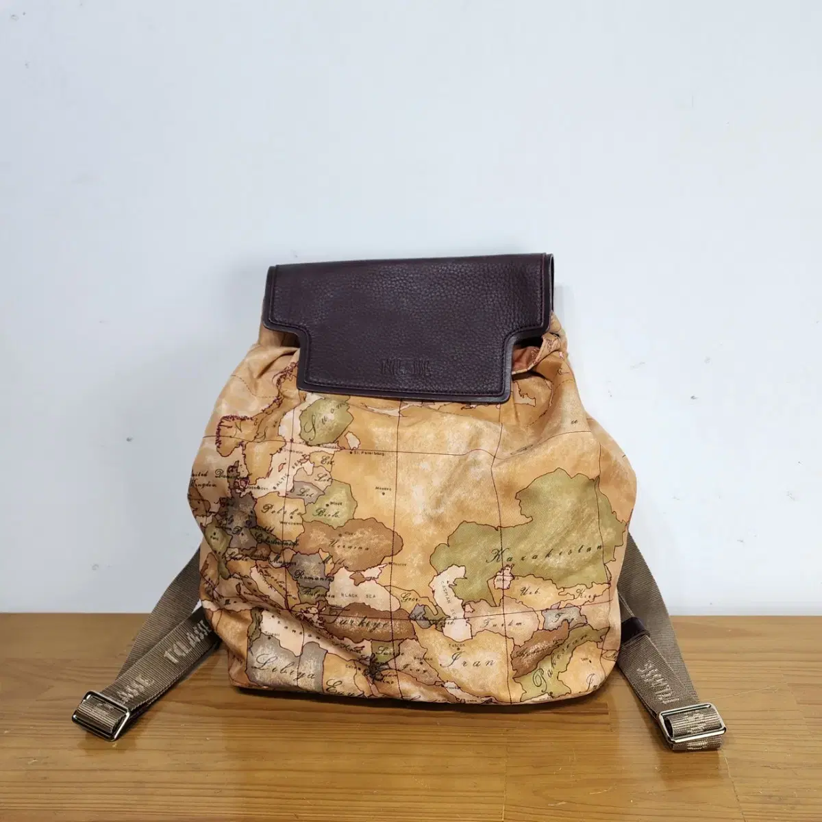 Pramaclache.     Shoulder bags