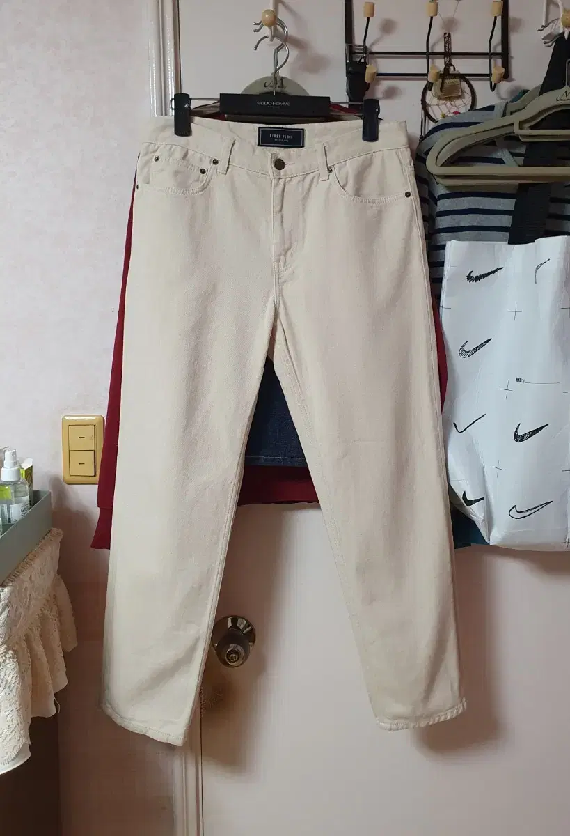 (Quick sale) First Floor E.JI Going Cream Jeans semi Over-Tapered Regular Fit