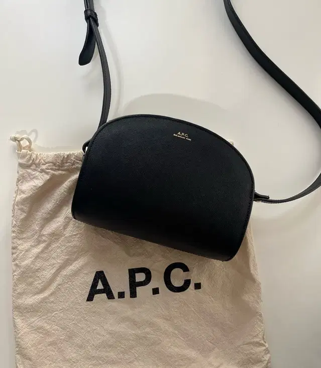 apc 하프문백 사피아노 크로스백