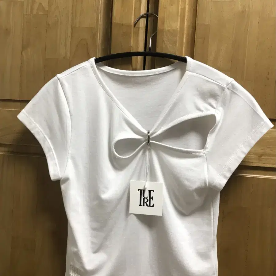 TURE ring hole cropped T white