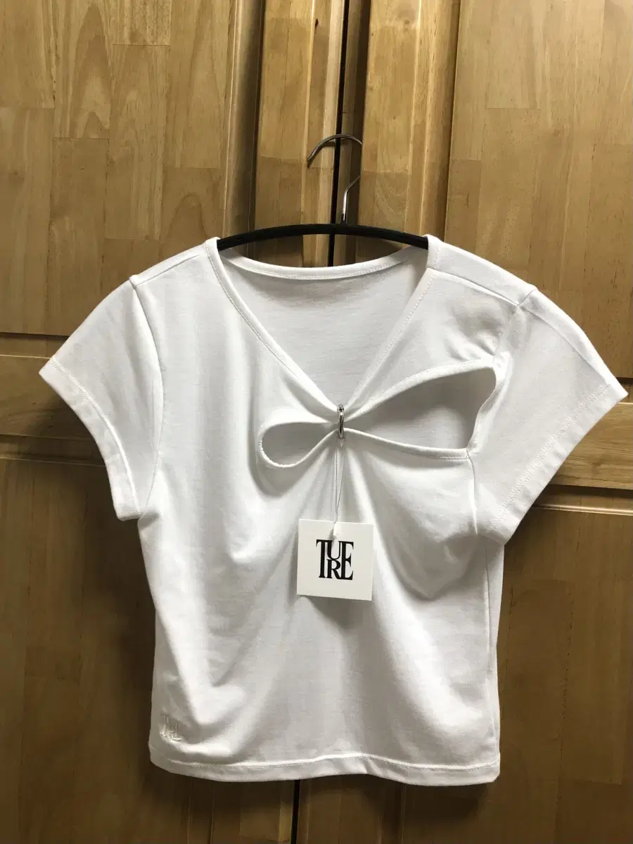 TURE ring hole cropped T white