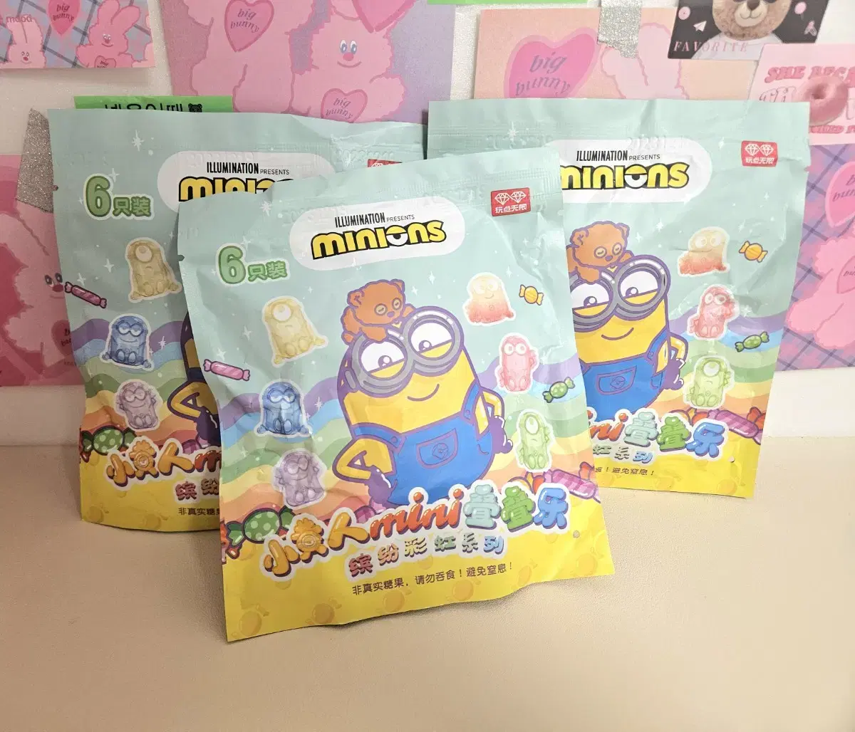 6 random Minions figures