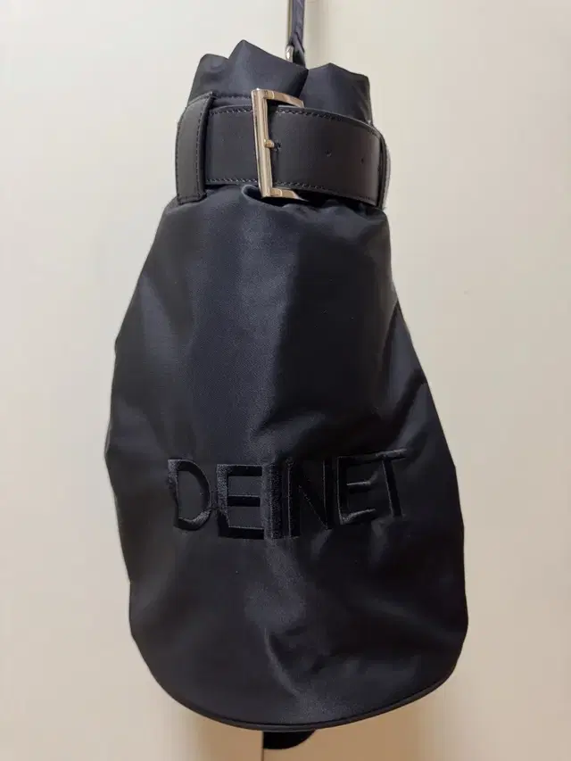 다이닛 가방 / DEINET LOGO BUCKET BAG IN BLACK