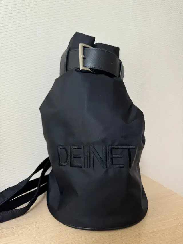 다이닛 가방 / DEINET LOGO BUCKET BAG IN BLACK