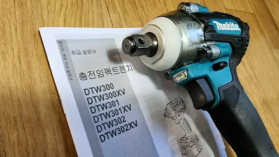 마끼다 18V 충전임팩렌지 DTW300Z 본체만 새상품 정품 비계작업