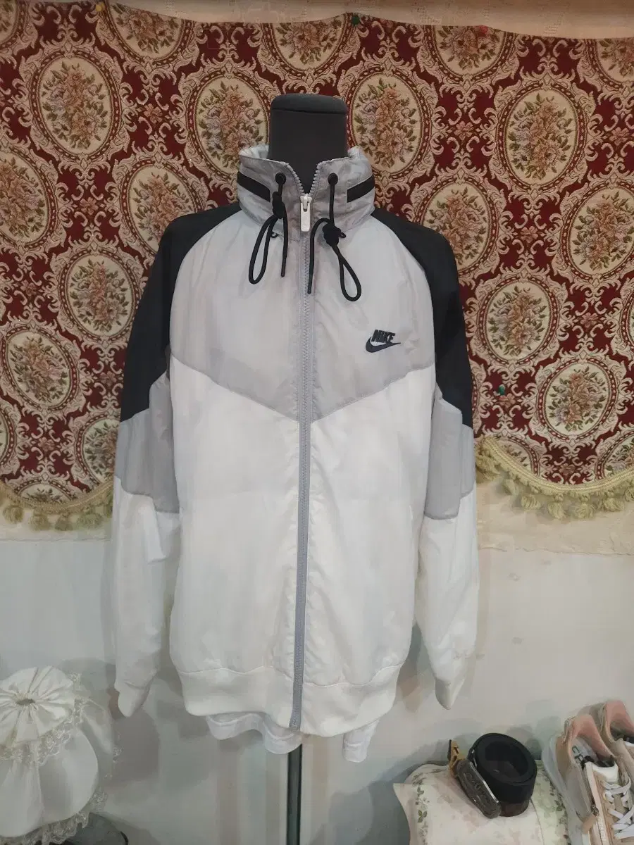 Nike Backswoosh Windrunner Windbreaker