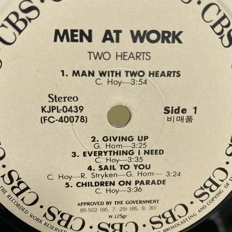 MEN AT WORK TOW HEARTS LP / AA1602