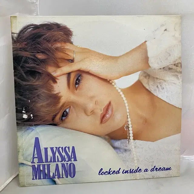 ALYSSA MILANO LP / AA1975