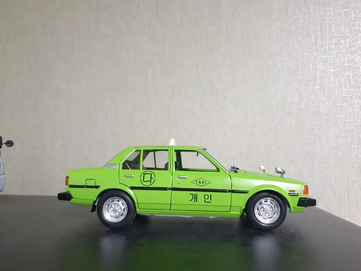 80s Green Taxi 1:24 Scale Model (Die-Cast X)