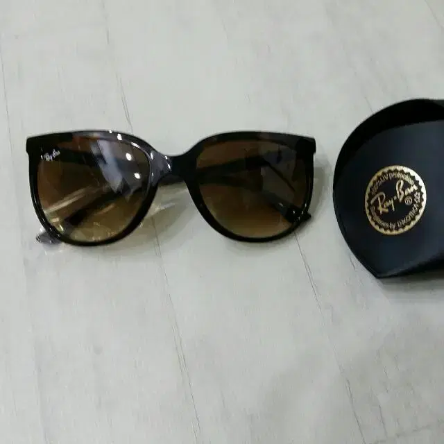 Ray-Ban RB4126 캣츠아이 윤아썬글