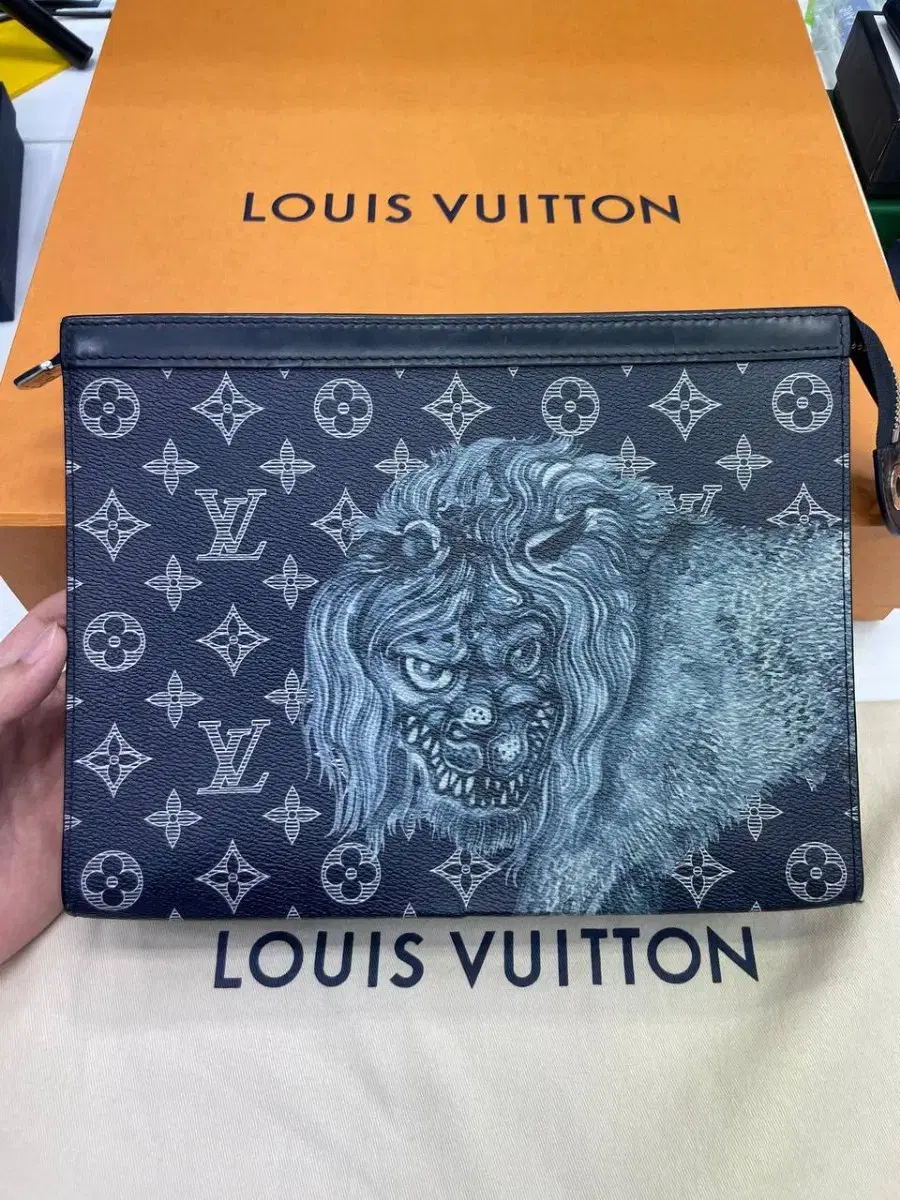 [SevenLuxuryShop] Louis Vuitton Chapman Clutch