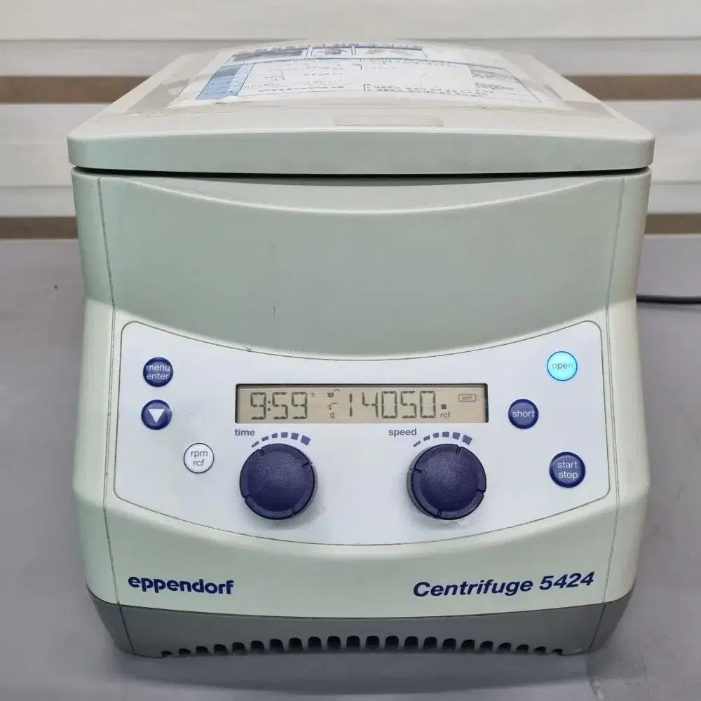 Eppendorf Centrifuge 5424 원심분리기.