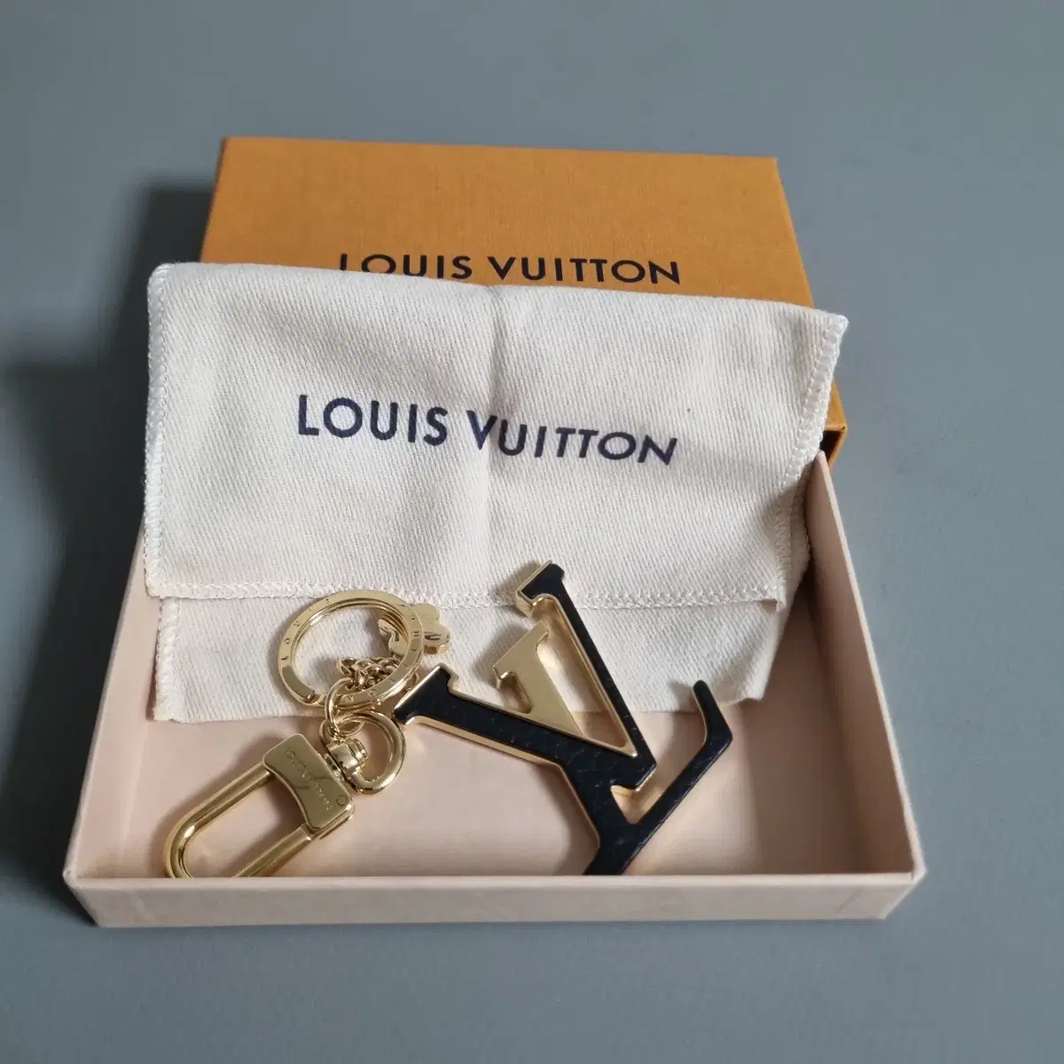 I'm selling a Louis Vuitton key holder!