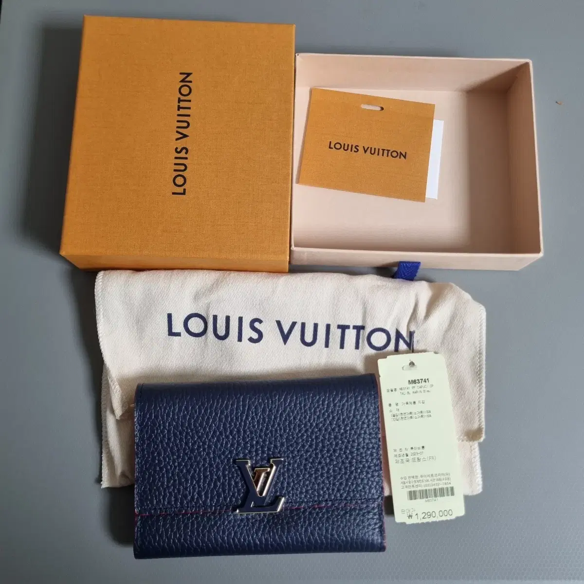 I'm selling a Louis Vuitton wallet