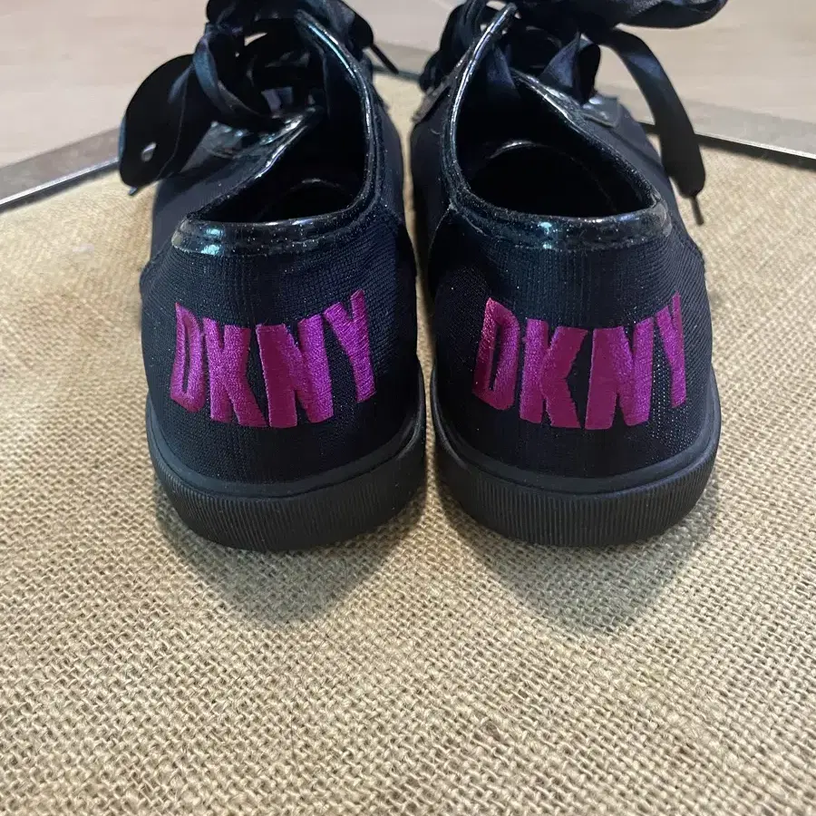 DKNY 리본운동화