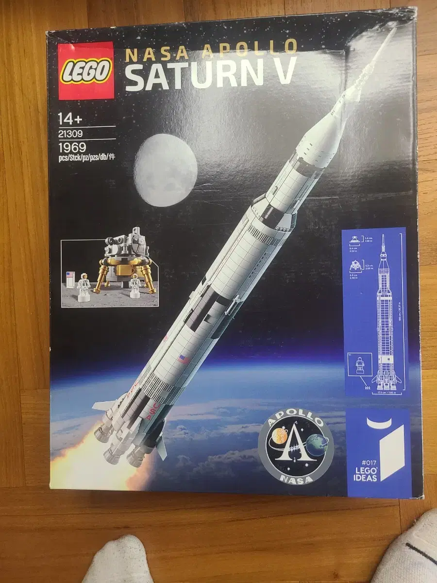 LEGO Ideas 21309 NASA 1969 Apollo Saturn V Space Rocket Foot