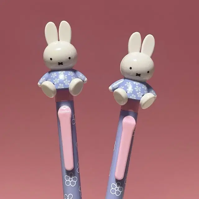 미피 miffy 앉아 있는 액션 볼펜