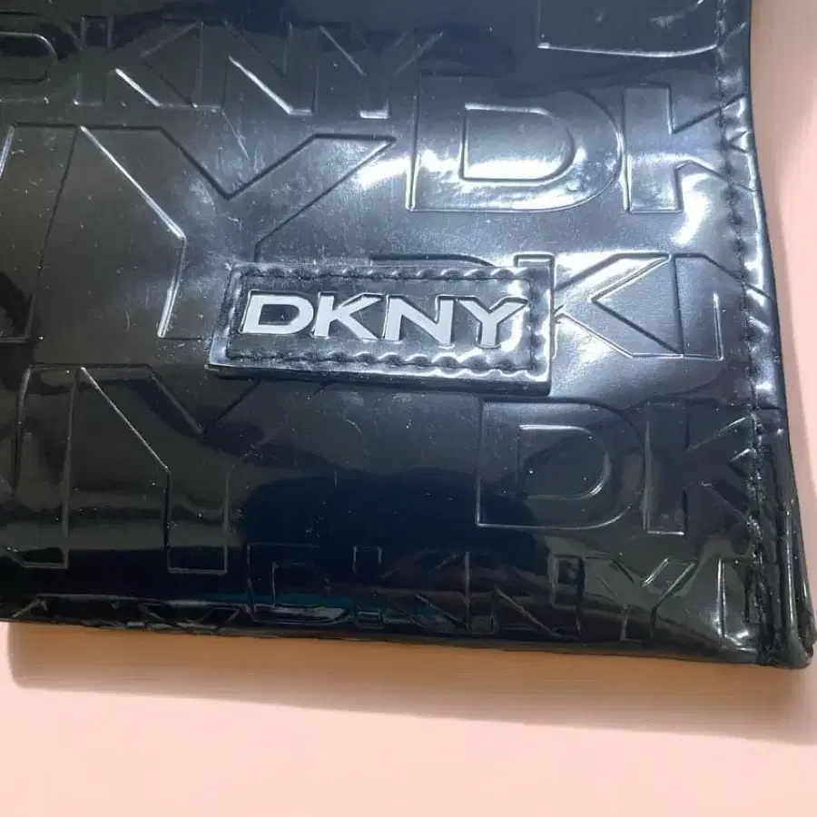 DKNY 유광 로고 숄더백 쇼퍼백