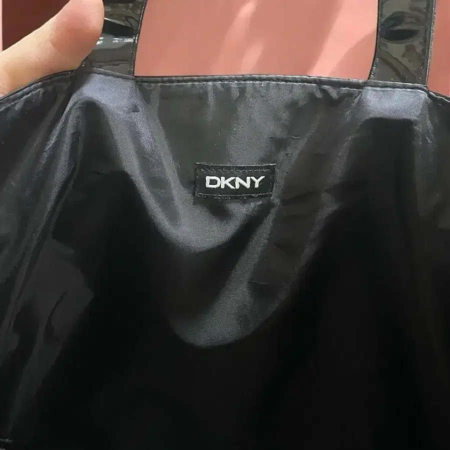 DKNY 유광 로고 숄더백 쇼퍼백