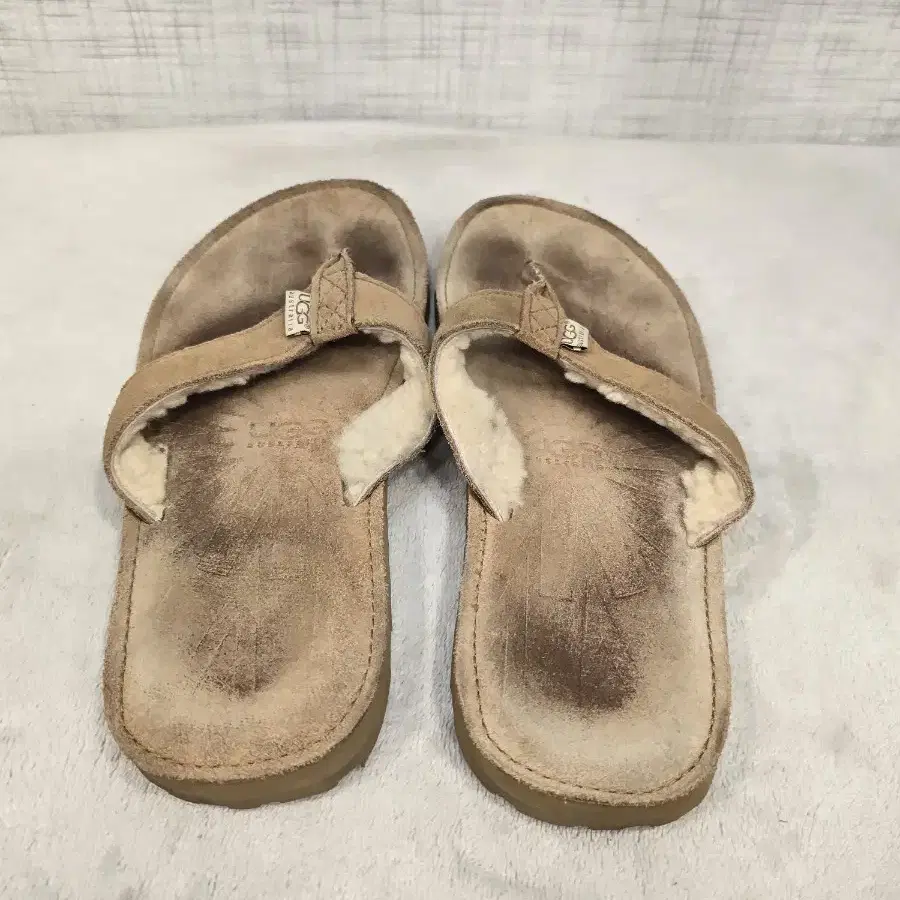 UGG 어그 양털 쪼리 슬리퍼 250