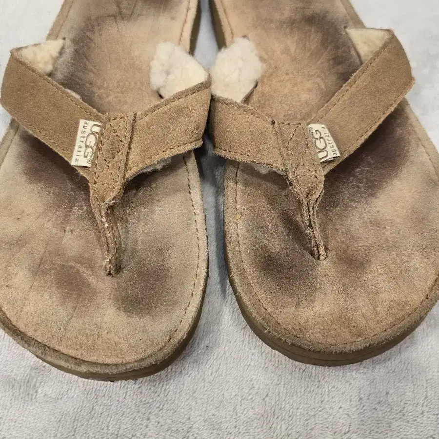 UGG 어그 양털 쪼리 슬리퍼 250