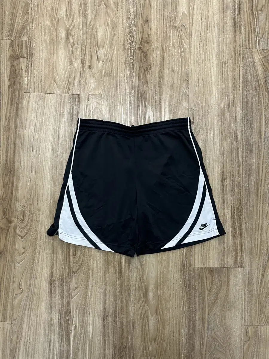 Nike black and white vahn M