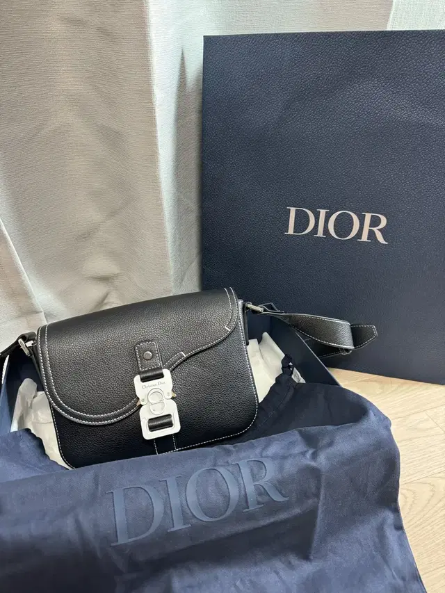 DIOR 디올 Saddle 스몰 플랩 스트랩백