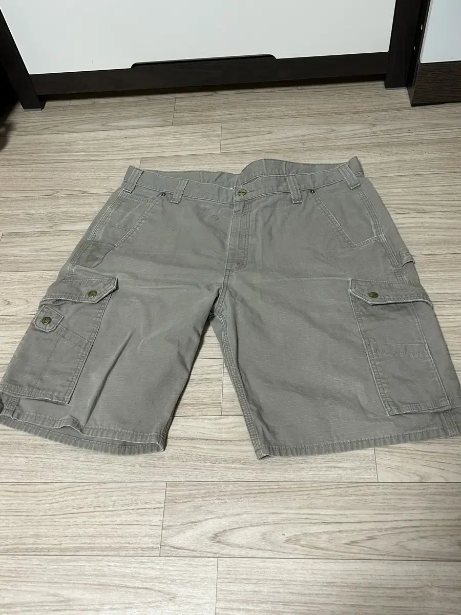 Calhart Cargo Shorts sells