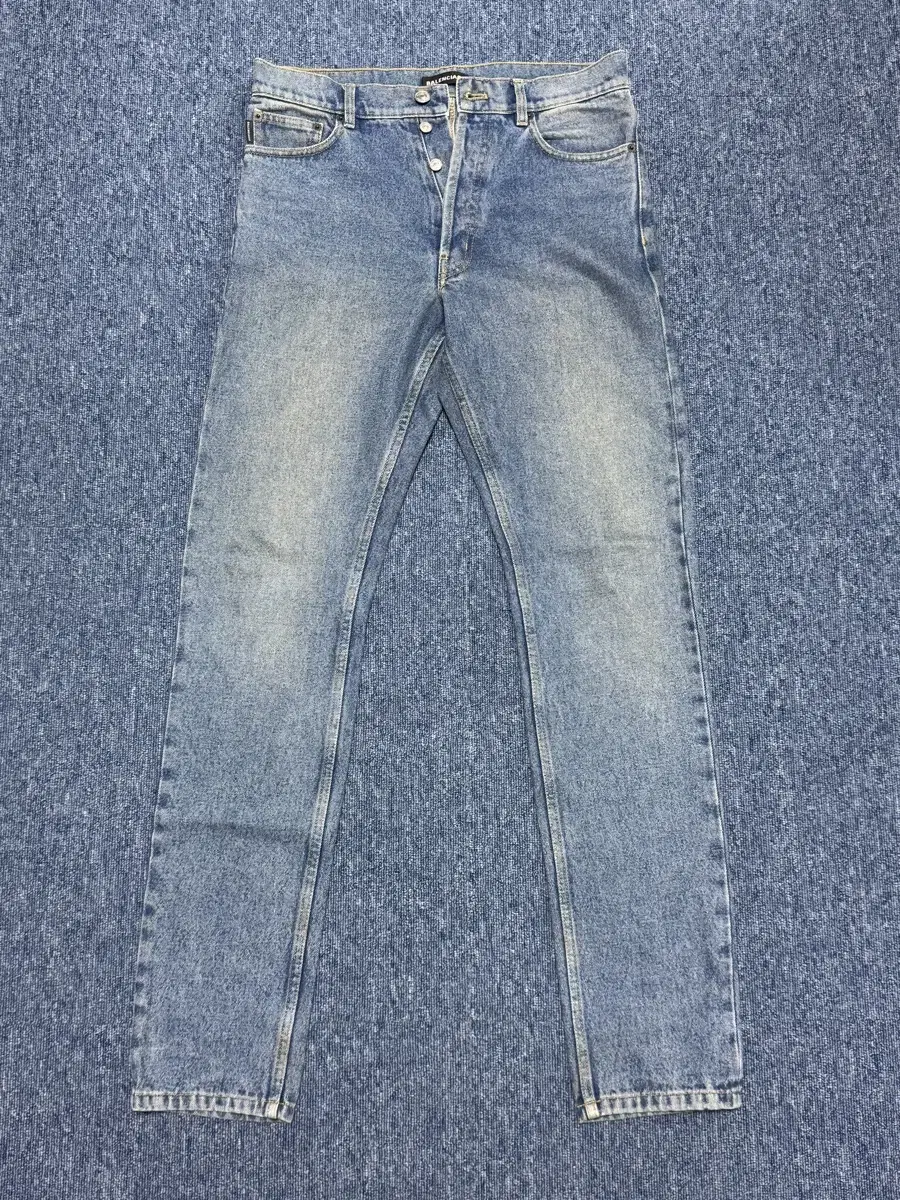 [32] Balenciaga Narrow-leg denim jin