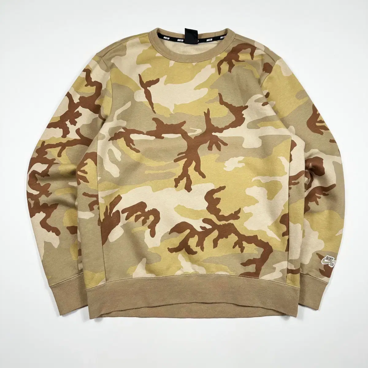 (L) Nike sb camo-patterned signature sweatshirt