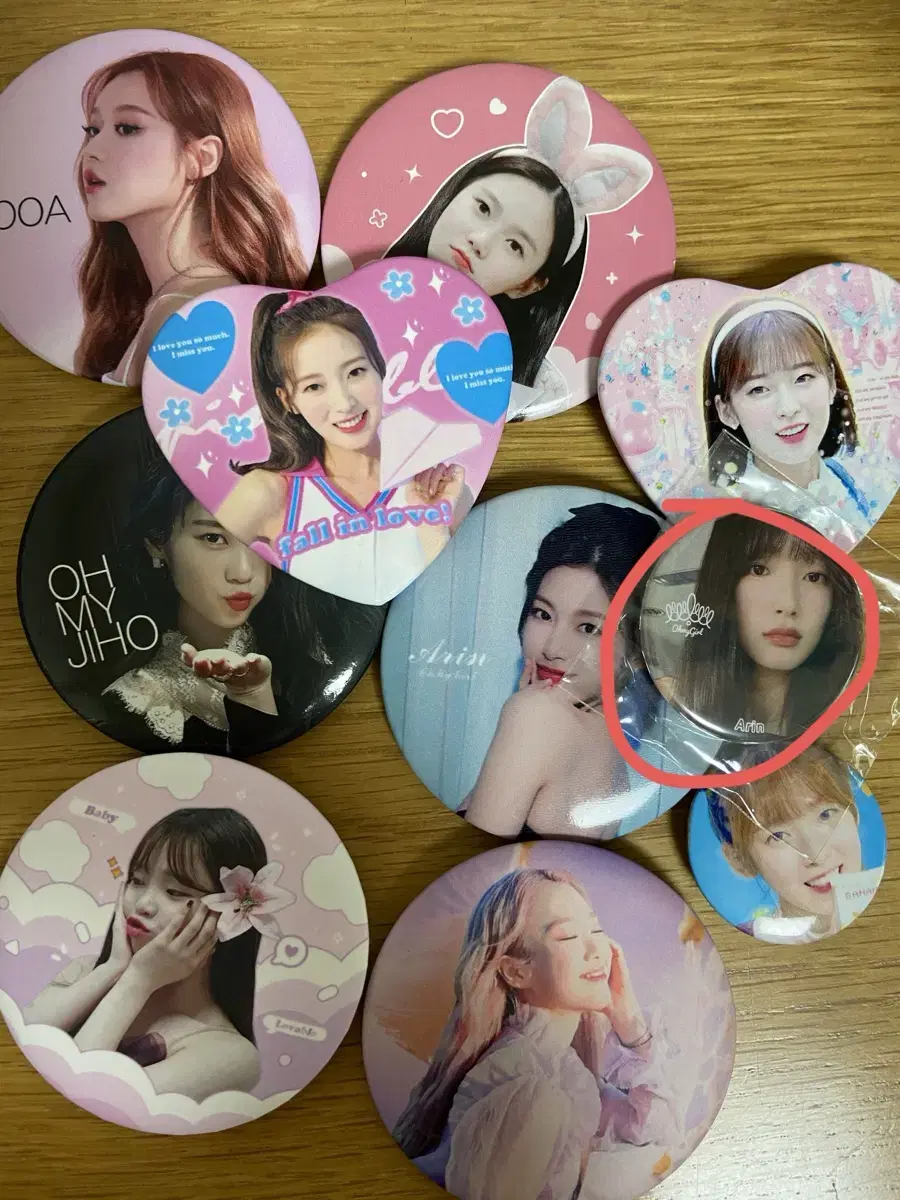 Sell Oh My Girl Pinbutton bulk 