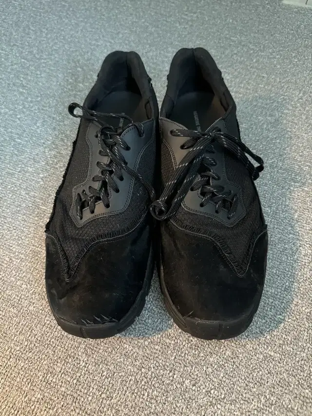 네거티브 쓰리 Curved lace sneakers Black 280