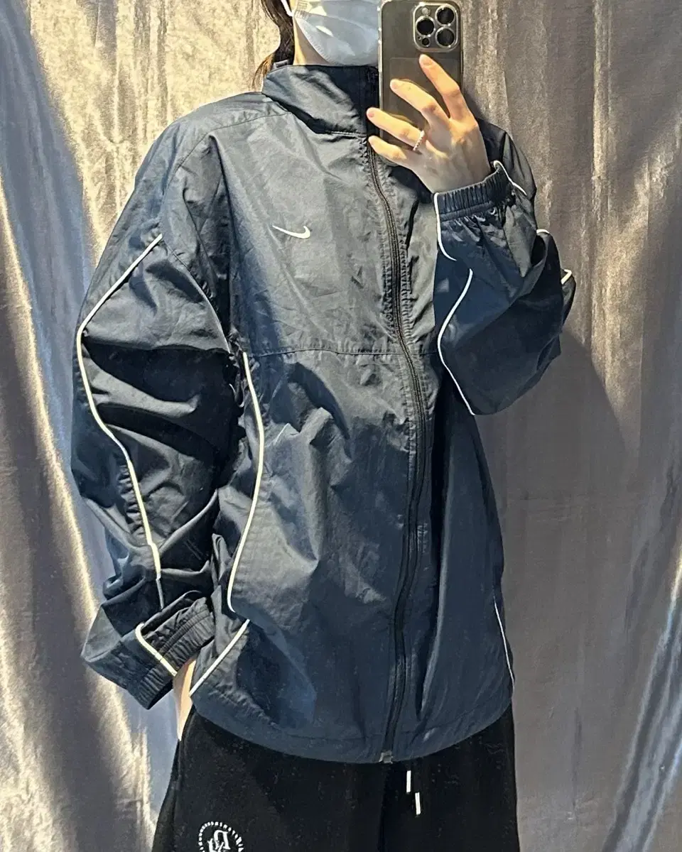 M Nike Embroidered Logo Point Line Navy Windbreaker