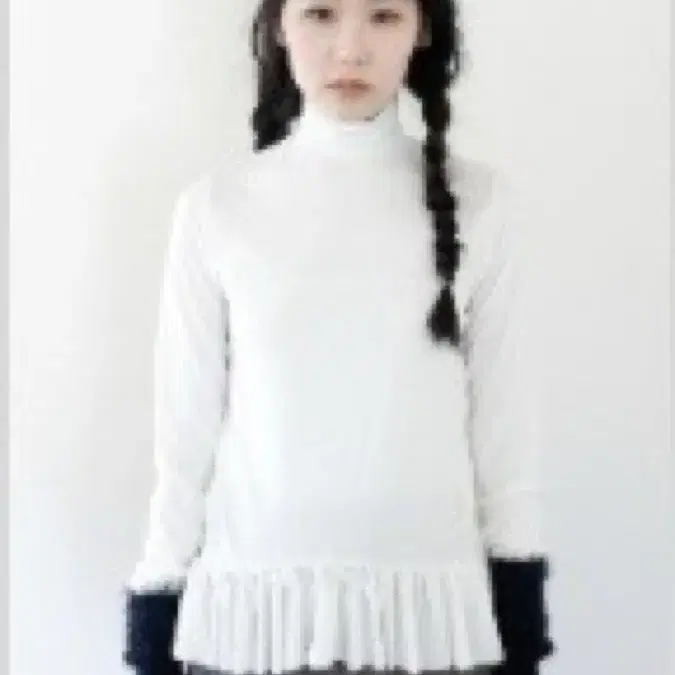 샵페어리 frill trim turtleneck top 아이보리