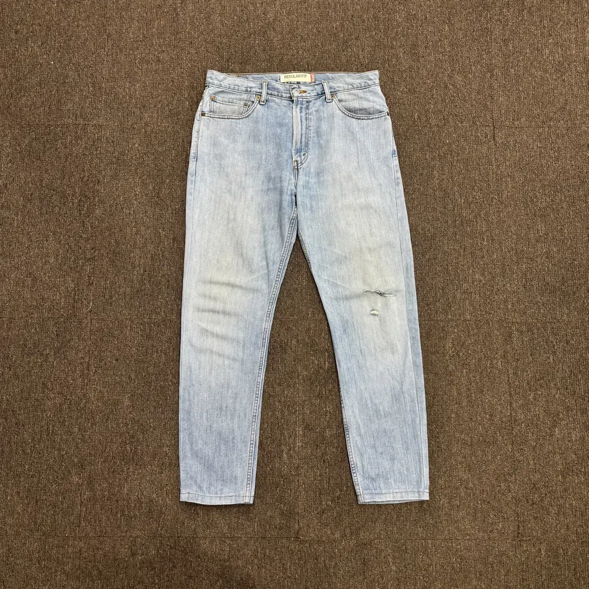 [34] Levi's 505 Regular Tapered Jean