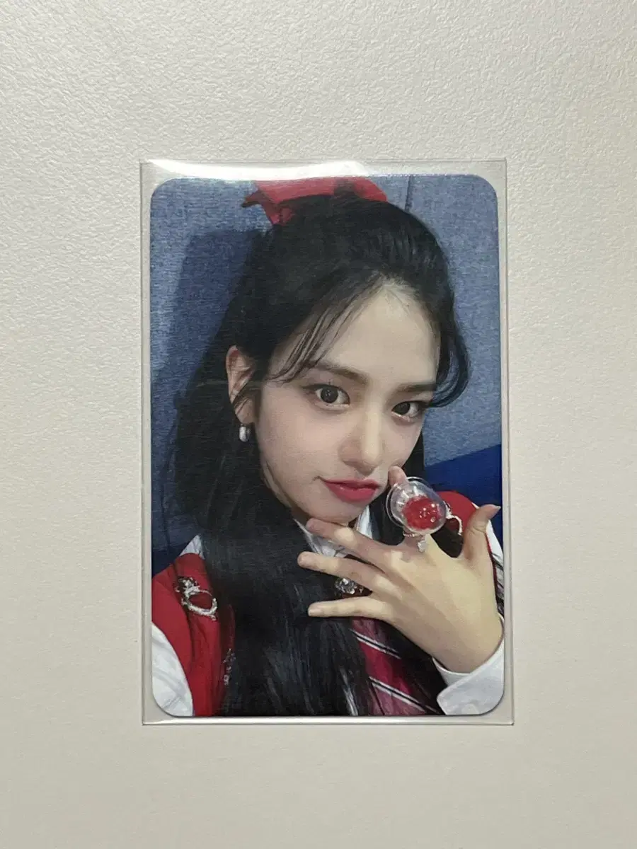 I ive ahn yujin photocard for sale!