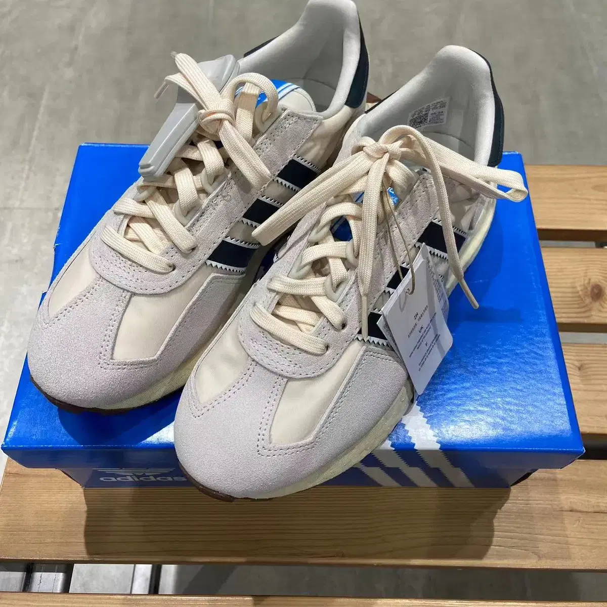 아디다스 RETROPY LOW TRAINERS