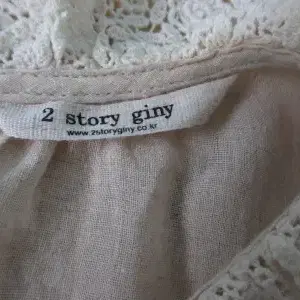 2storyginy 투스토리지니 레이스배색 언발란스 린넨 상의