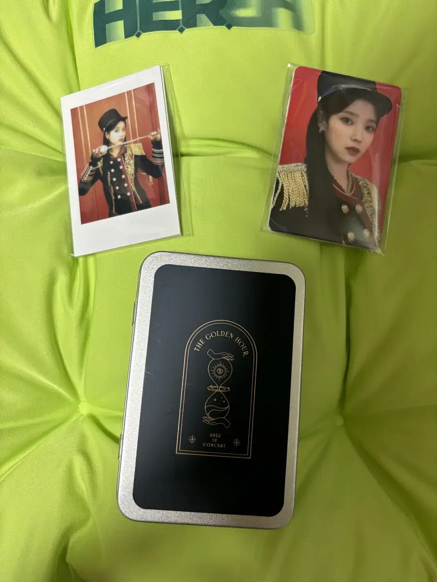 IU official photocard sells a lot (cost transfer)