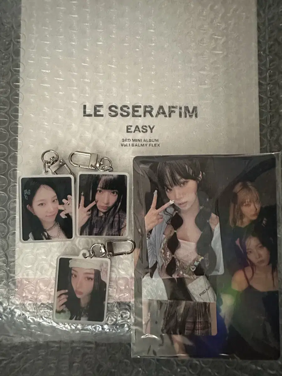 Le Sserafim EASY Weaver with pre-order benefit + showcase keyring