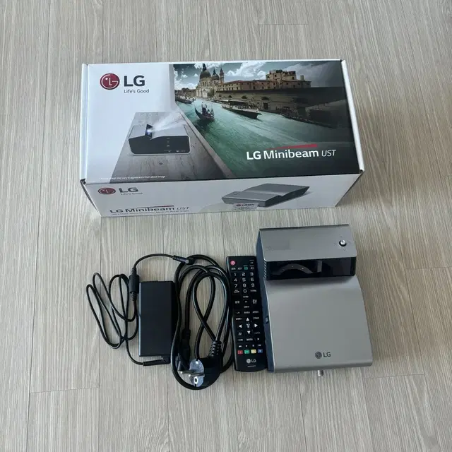 LG 미니빔 Minibeam UST PH450U 판매합니다.